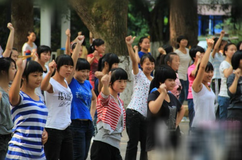 泸医与华西撕逼“川医之争” 宜宾旁边看笑成