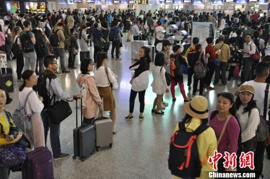 成都机场国庆期间预计运送旅客52万人次携带月饼、大闸蟹要注意