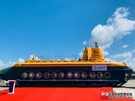 塔沃全潜式观光船。见习记者 刘江宇 摄