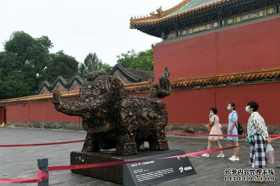这是故宫内展出的《福牛辞“旧”》废弃物再生雕塑(7月13日摄)。新华社记者 金良快 摄