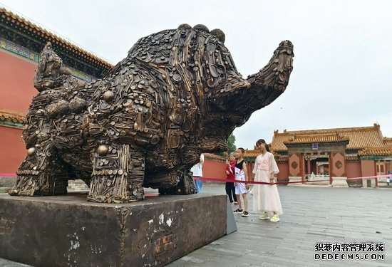 这是故宫内展出的《福牛辞“旧”》废弃物再生雕塑（7月13日摄）。新华社记者 金良快 摄