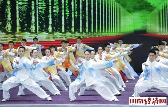 泸州：古蔺帅哥央视春晚展拳脚 成龙也来合影留念