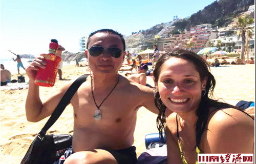 泸州旅行家带着潭酒周游世界