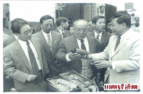 泸州原市长唐宁去世 曾陪同杨尚昆视察泸州老窖