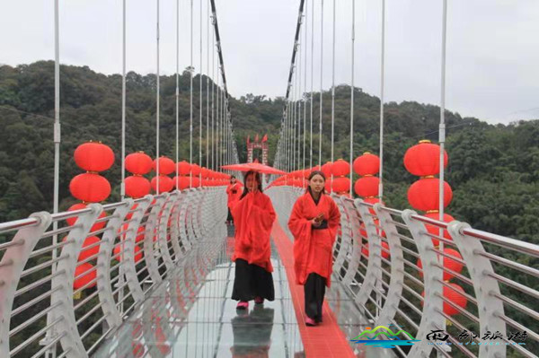 宜宾：媒体云集七洞沟 聚焦9D玻璃桥