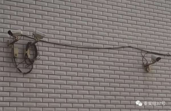 2017年1月11日,天津独流镇,一家生产假酱油村民家,门口仅一堵墙外就装了三个摄像头。