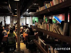 解放碑的摩天大厦下隐藏着一个个热闹的重庆范儿