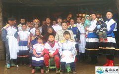 “周总理”来到贵州省六盘水市水城县果布戛乡罗盘村苗家过年