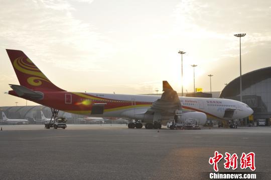 一架客机在成都机场等待起飞。 吕俊明 摄 一架客机在成都机场等待起飞。 吕俊明 摄