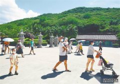 旅游市场升温景区游人纷至